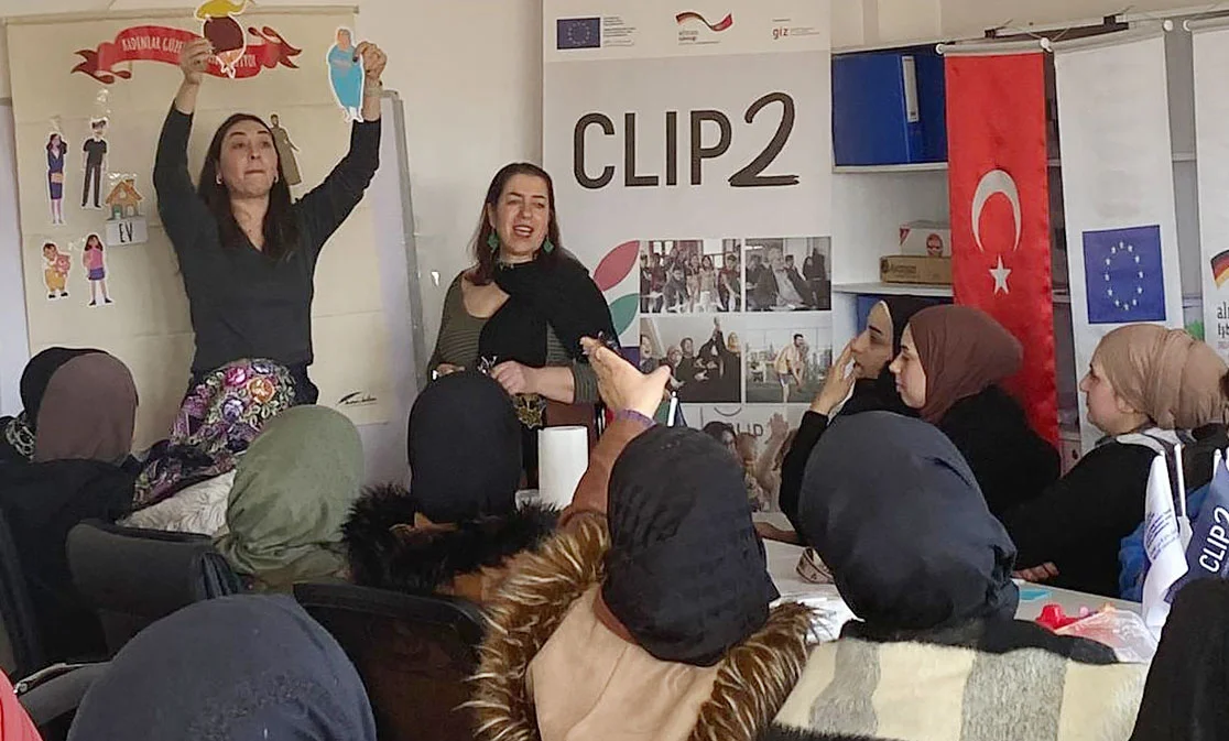 Kadınlar Güzel Hikâyeler Yazıyor Toplumsal cinsiyete dayalı şiddetle mücadelede haklarımı öğreniyorum - SEVKAR Vakfı